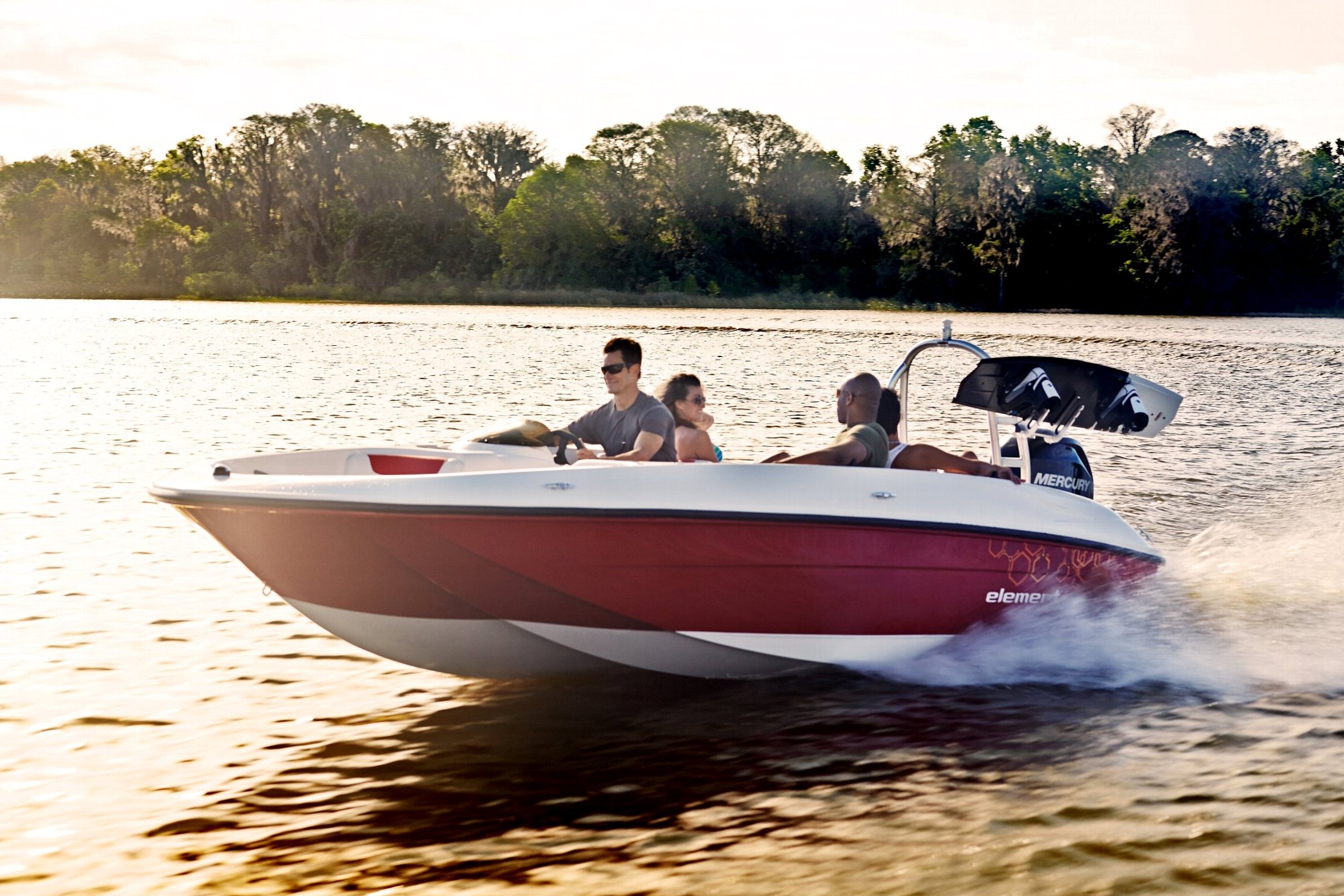 ウェイク艇 ベイライナー bayliner 艇 ヒッチメンバー付き 汚れ